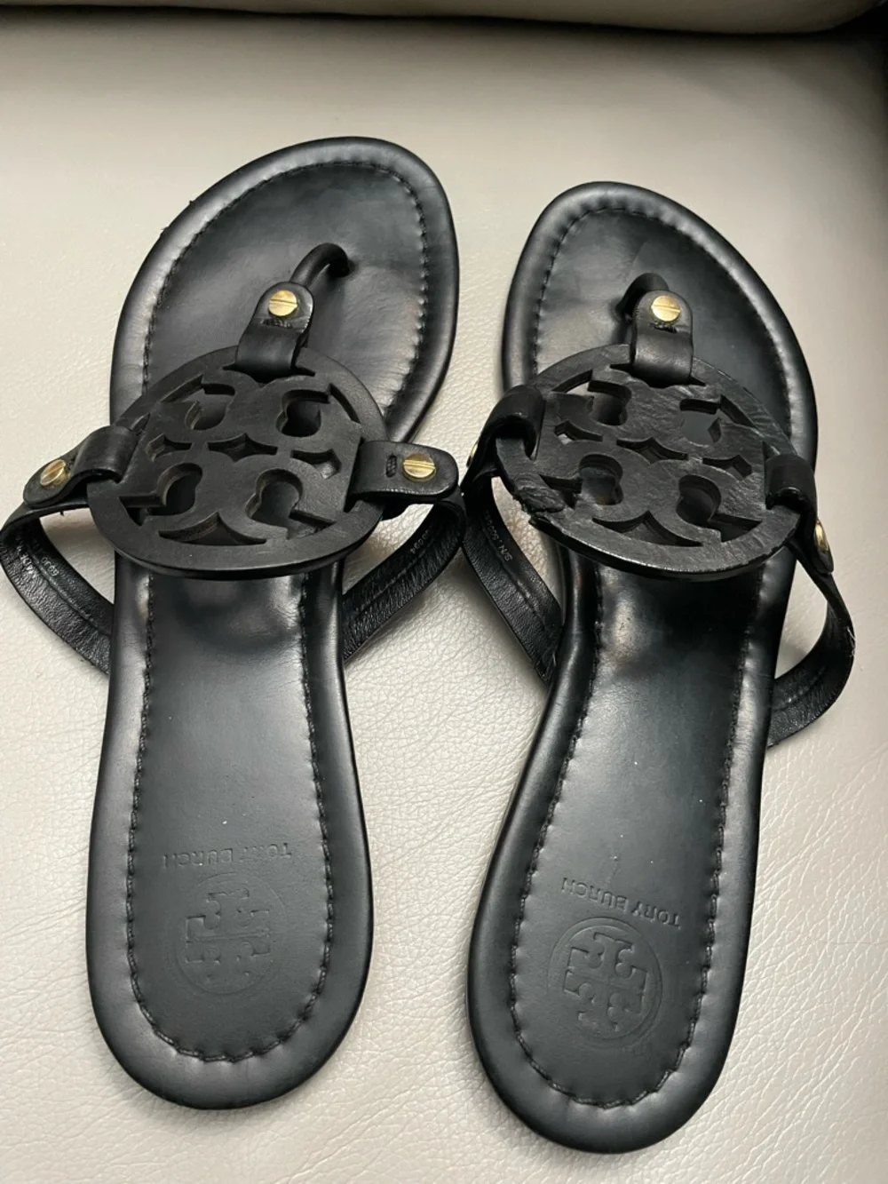 Tory Burch Black Leather Logo Thong Sandals with Gold Studs Sz.9.5 - Picture 5 of 8